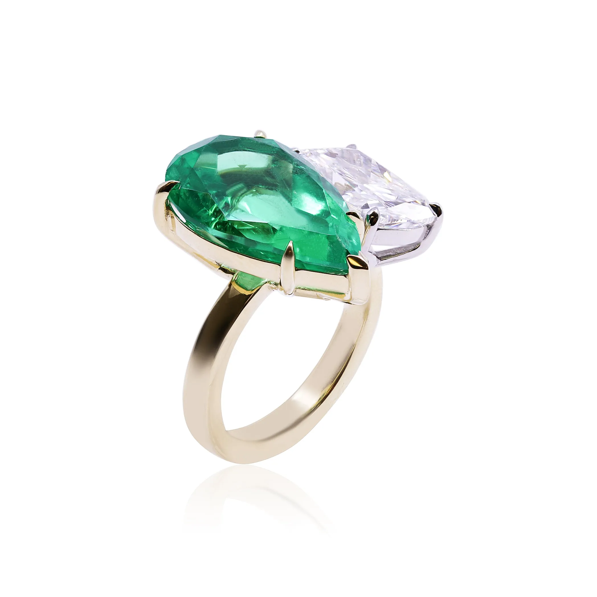 18K YELLOW GOLD AND PLATINUM TOI ET MOI RING WITH A 9.80CT PEAR-SHAPE EMERALD AND A 5.01CT CUSHION-CUT DIAMOND