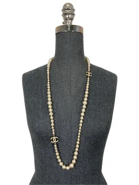 Classic Chanel CC Logo Necklace with Timeless Faux Pearls