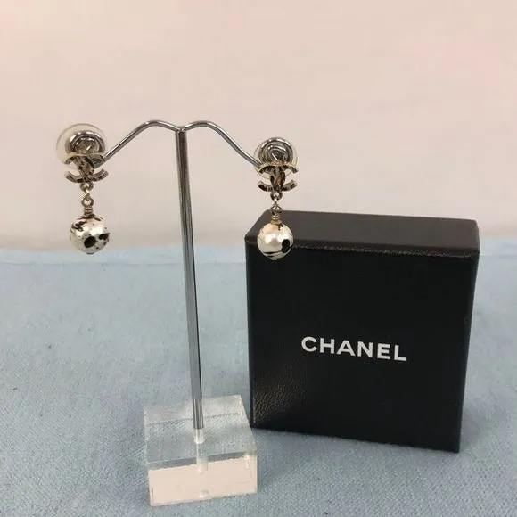 CHANELPearl with Black Splatter CC Logo Dangle Earrings/Box