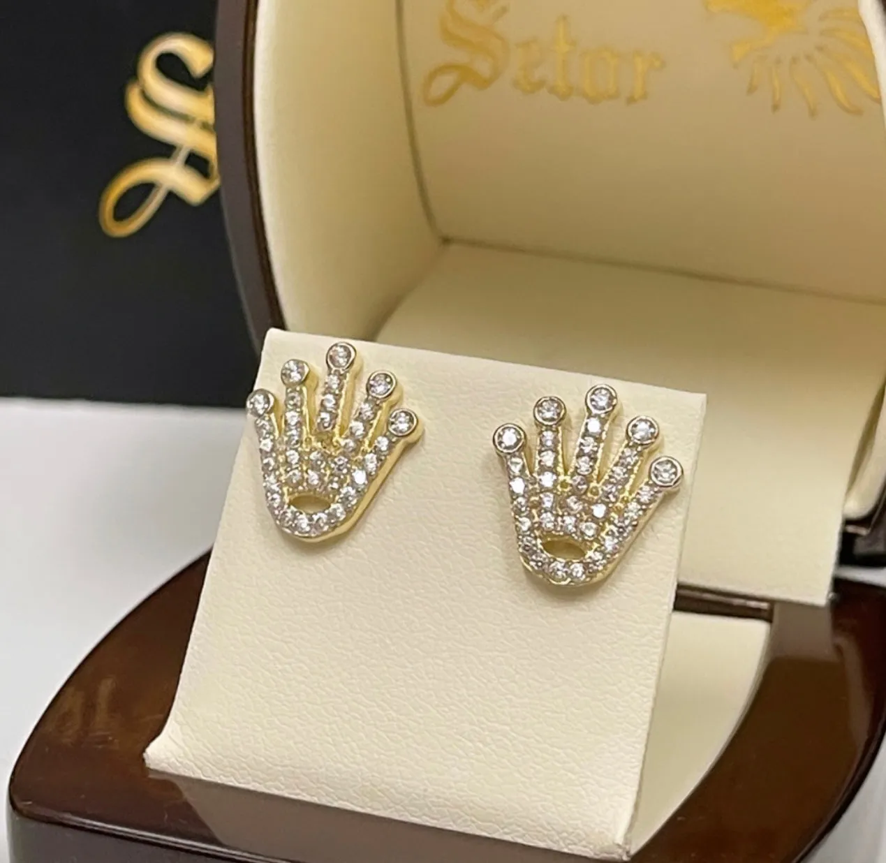 Crown stud earrings