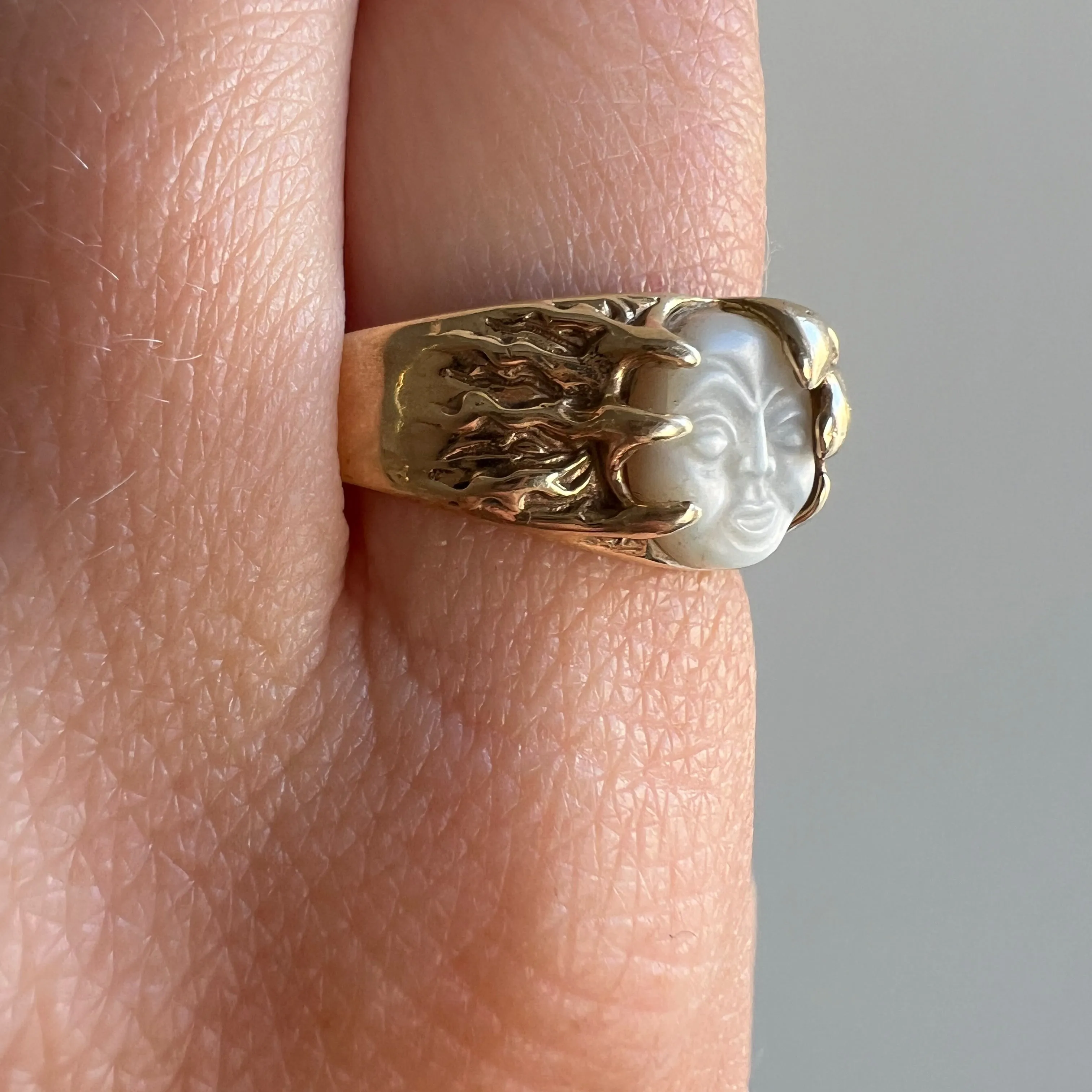 10K Yellow Gold Vintage Moon Face Ring with Mother of Pearl - Size 9.75