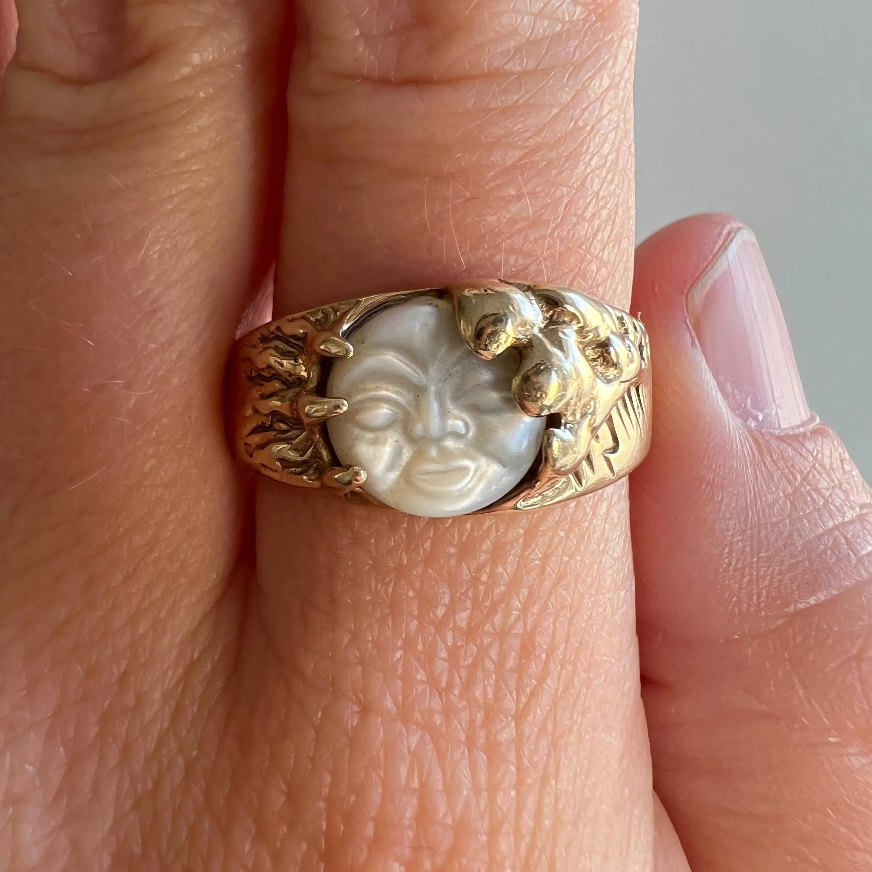 10K Yellow Gold Vintage Moon Face Ring with Mother of Pearl - Size 9.75