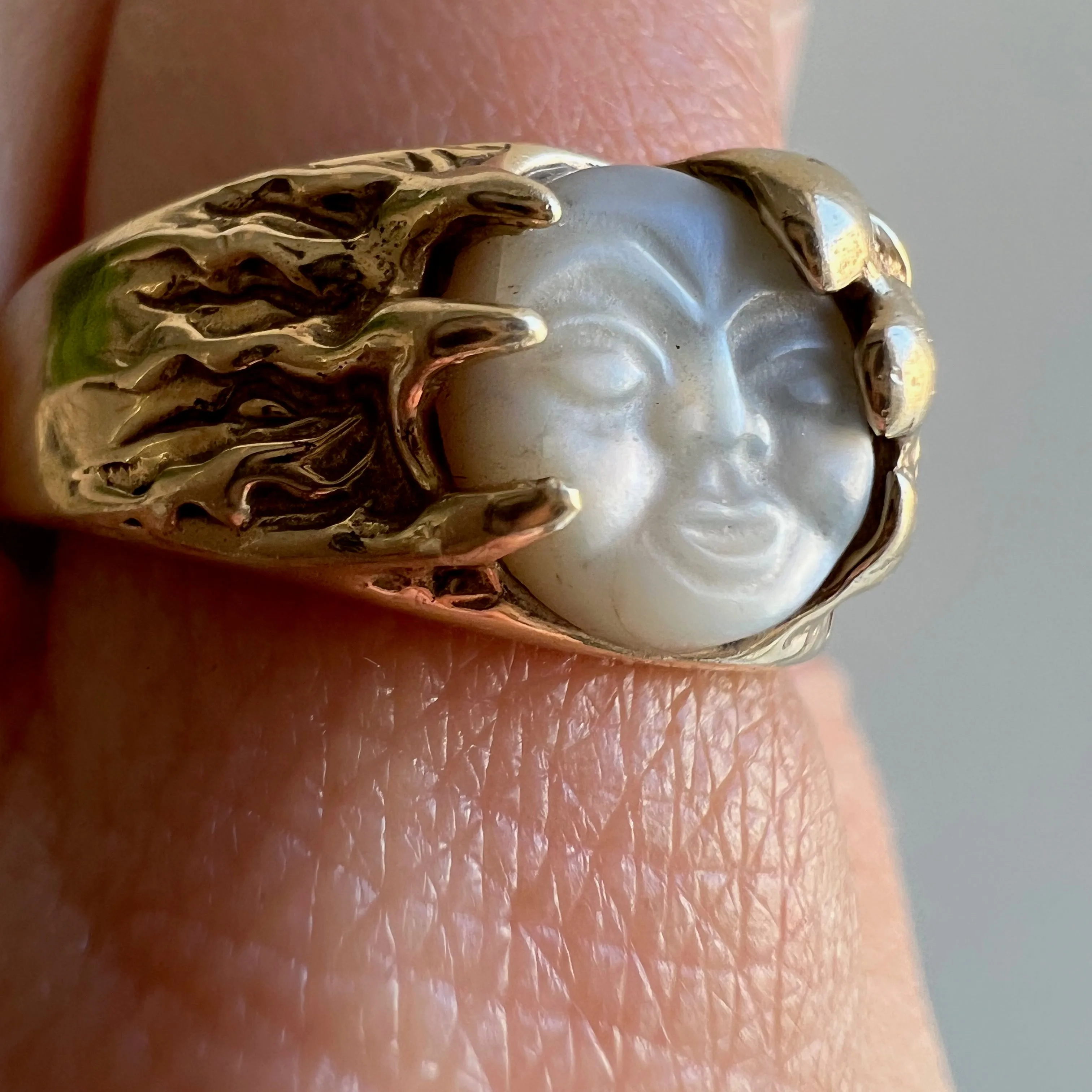 10K Yellow Gold Vintage Moon Face Ring with Mother of Pearl - Size 9.75