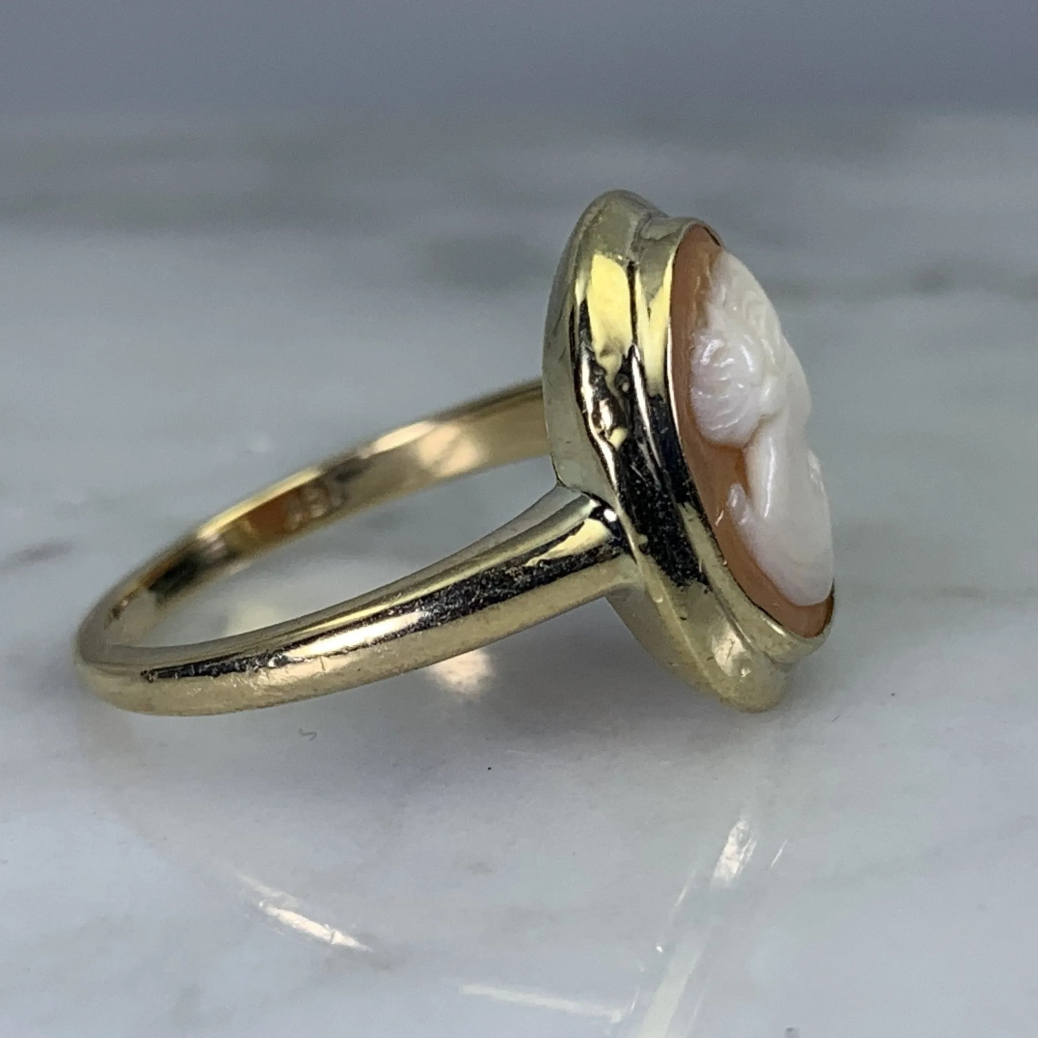 Vintage Carnelian Shell Cameo Ring in 10K Gold Setting. Hand Carved Shell Silhouette. Estate Jewelry