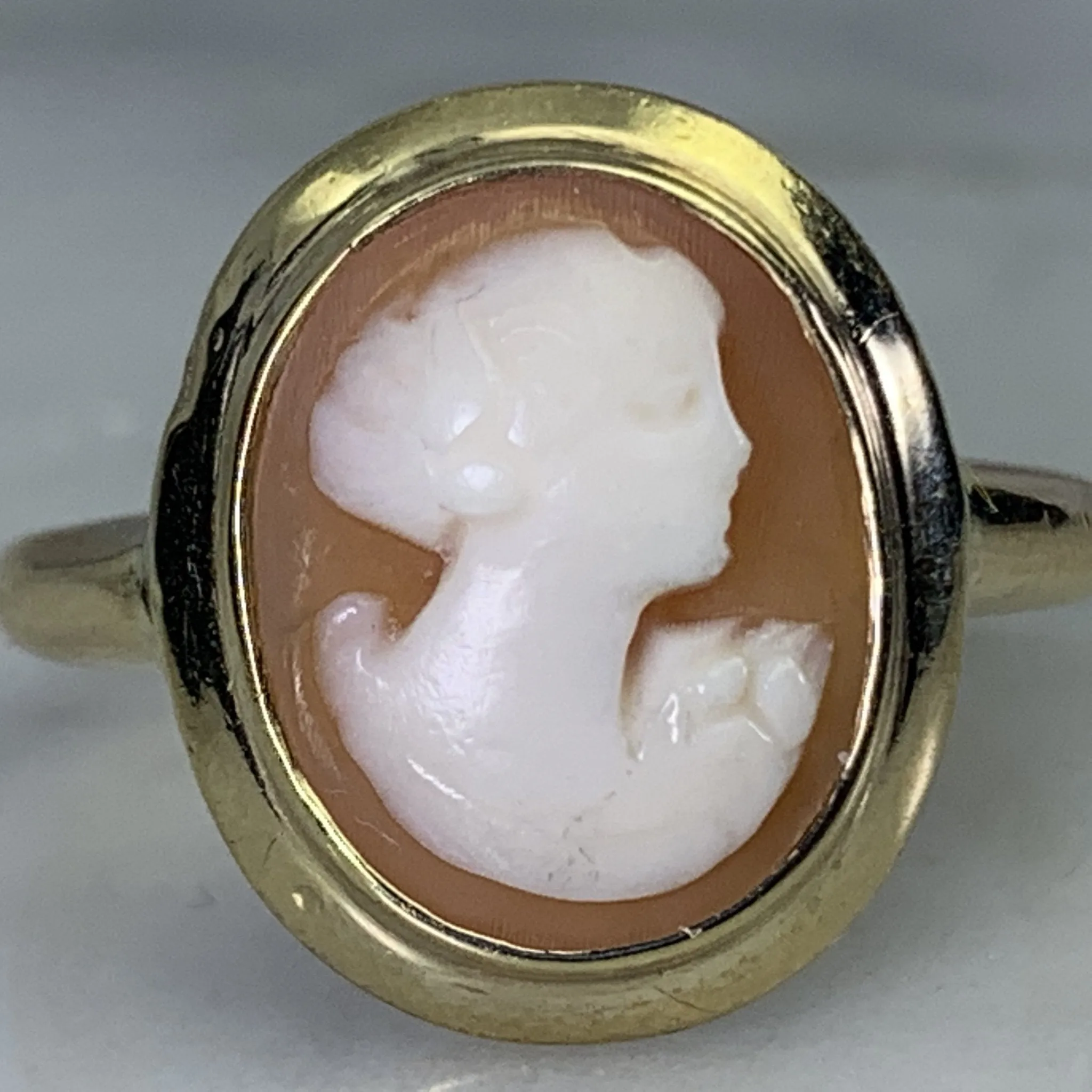 Vintage Carnelian Shell Cameo Ring in 10K Gold Setting. Hand Carved Shell Silhouette. Estate Jewelry